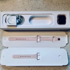 Apple Series 4 Gold Smartwatch with Adjustable Straps and Minimalist Design 40mm